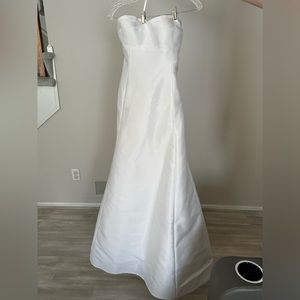 Vera Wang wedding dress- size 12 (street size 6/8)